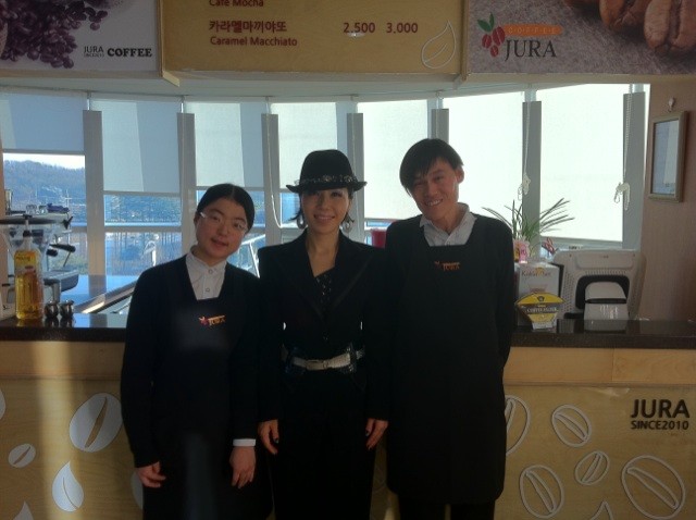 가수 최유나씨와 함께 찰칵